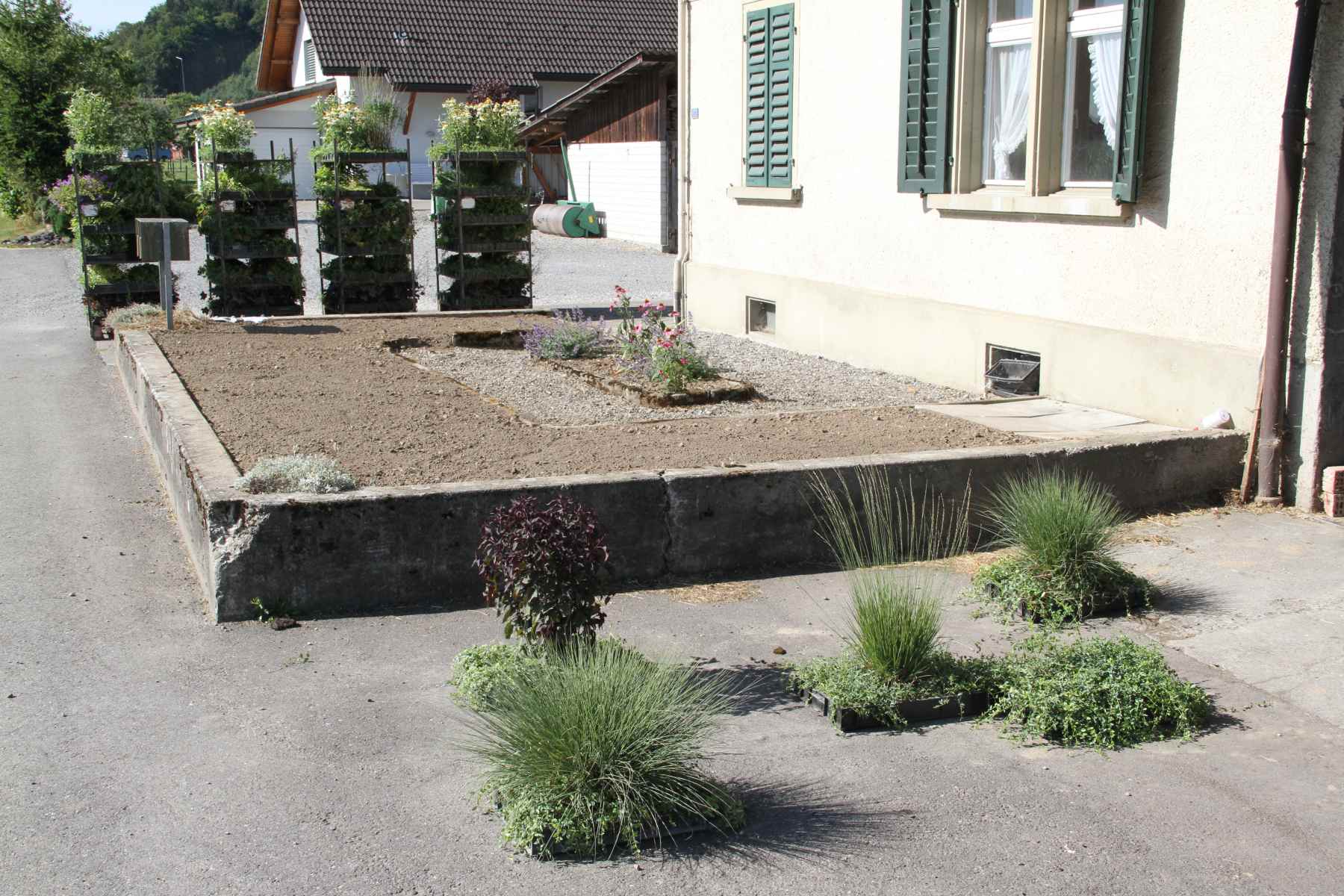 Sellana Pflanzenziegel beim Verlegen